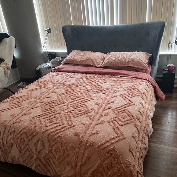 Distinctly home Queen Duvet cover and fitted bed sheets - Picture 5 of 5